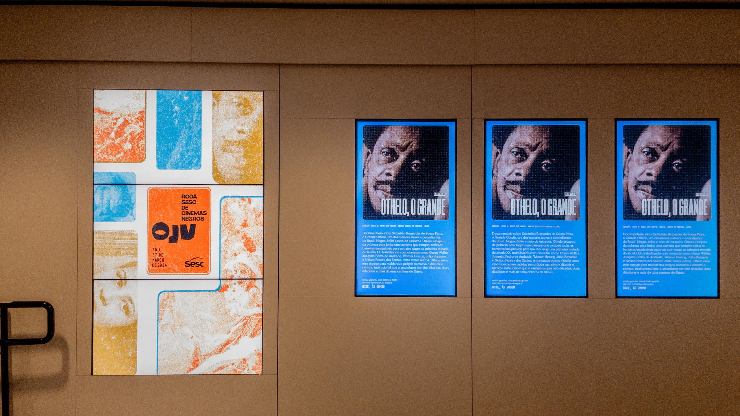 The identity on screens in the Cine Sesc foyer